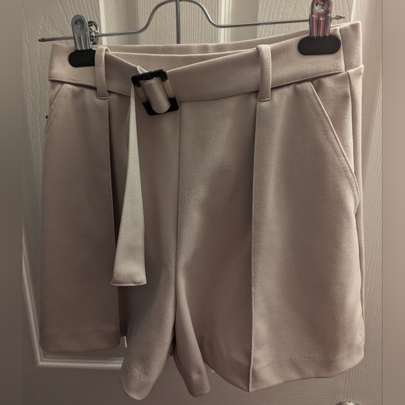 H&M Pleated Beige Shorts - XS - Picture 1 of 5